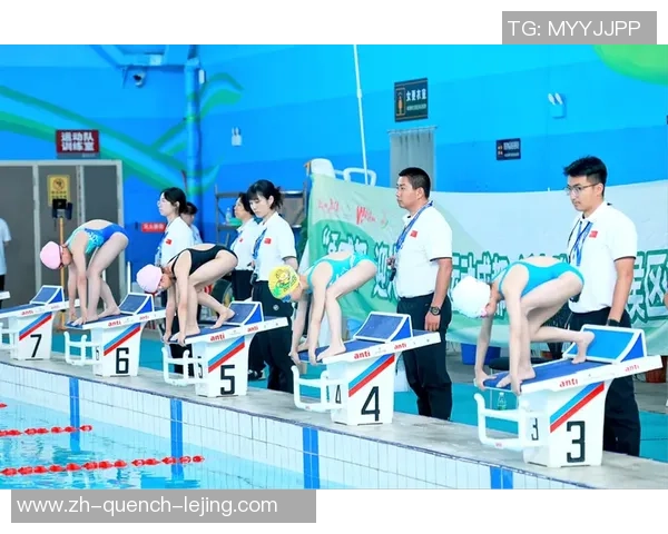 河南1700余名幼儿小泳将在郑劈波斩浪较高低